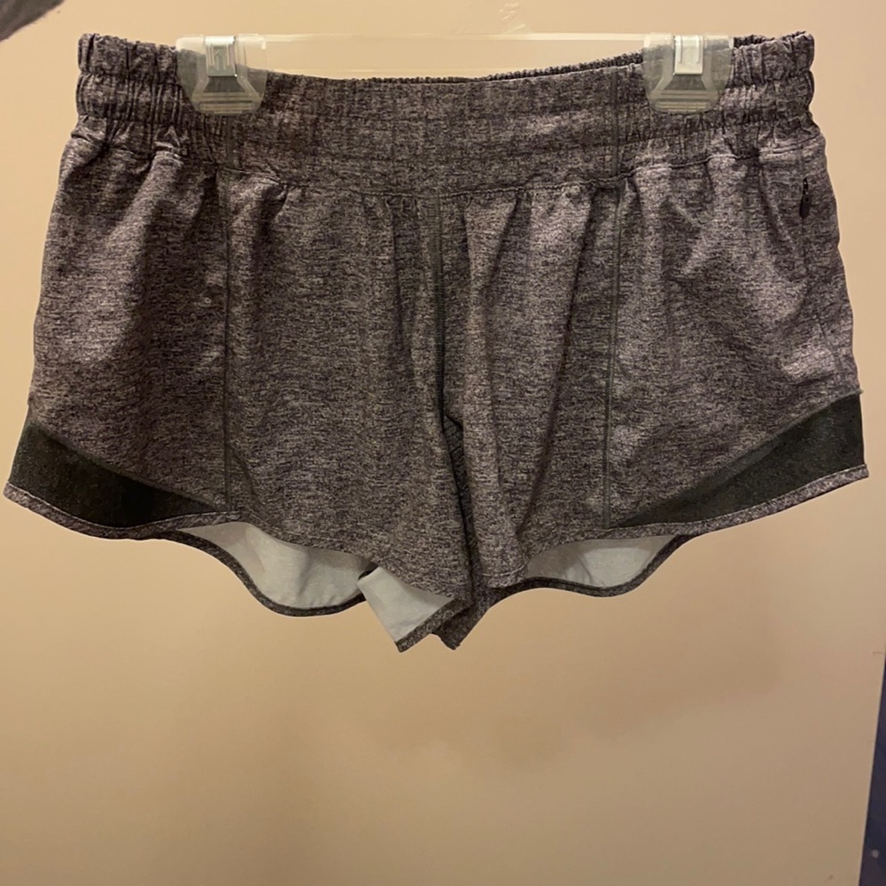 Lululemon 2.5” hotty hot shorts